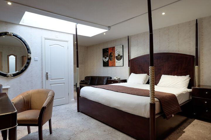 Room 10 of 37