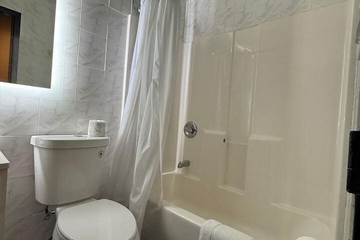 Classic Queen Bed (6 of 26)