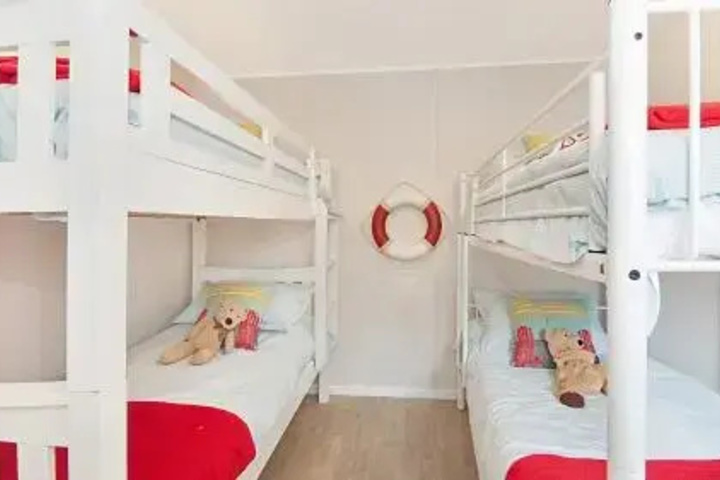 Room 5 of 9