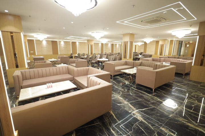 Ballroom/Hall 34 of 40