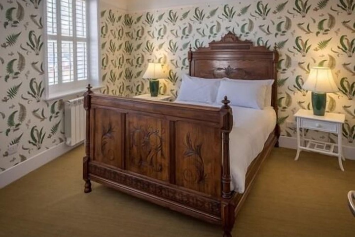 Room 4 of 119