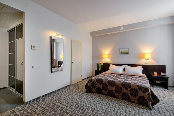 Room 5 of 28