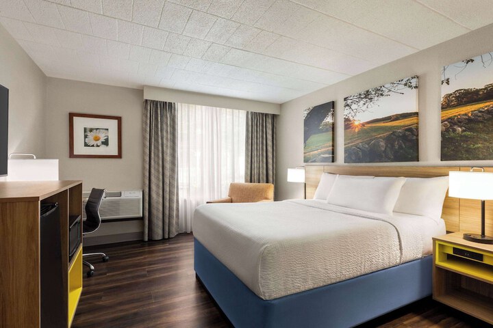 1 Queen Bed (5 of 21)