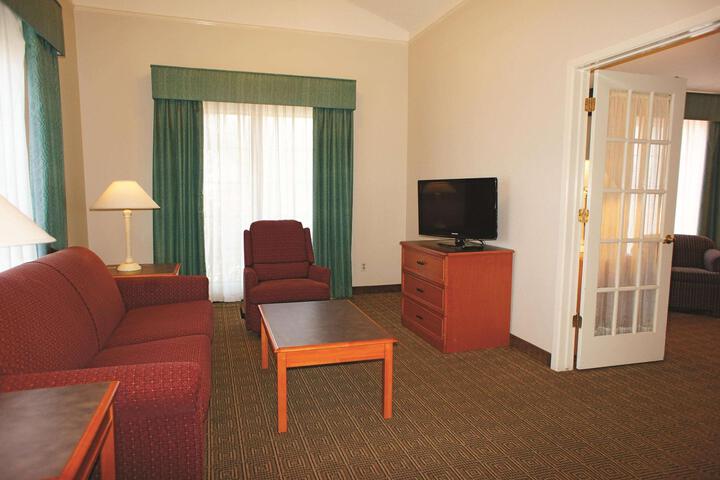 1 King Bed (3 of 7)
