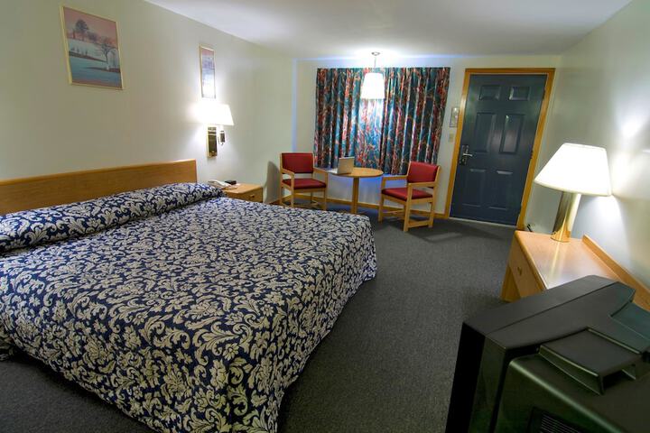 1 King Bed (2 of 4)
