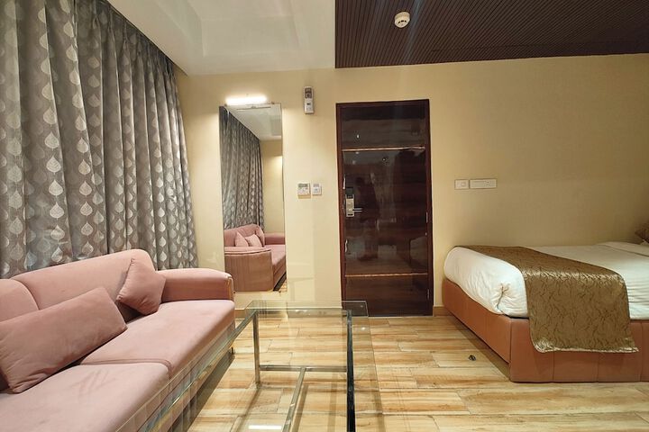 Room 12 of 25