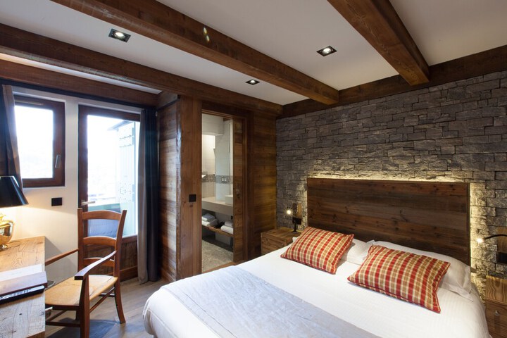 Room 3 of 75