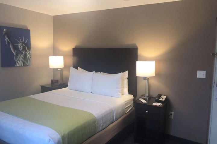 1 Queen Bed Corner Room Lounge Chair Work Desk Refrigerator WiFi Full Breakfast (1 of 16)