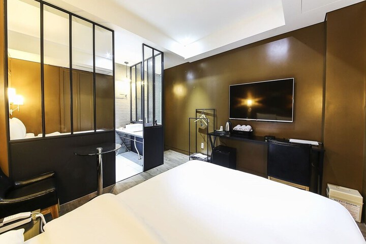 Room 28 of 35