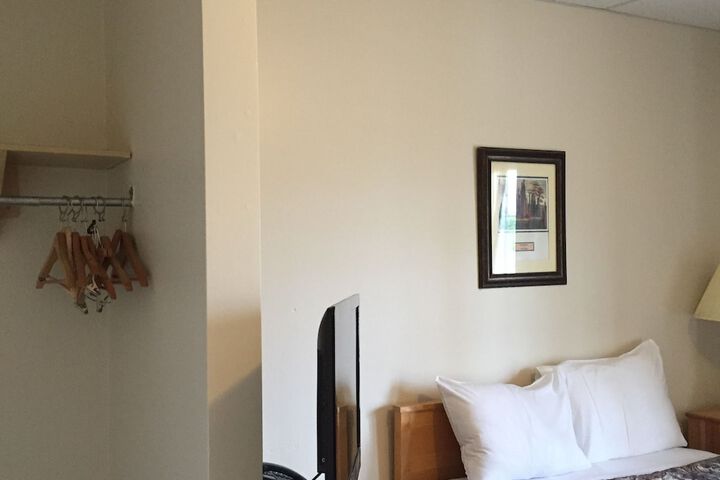 Room 6 of 75