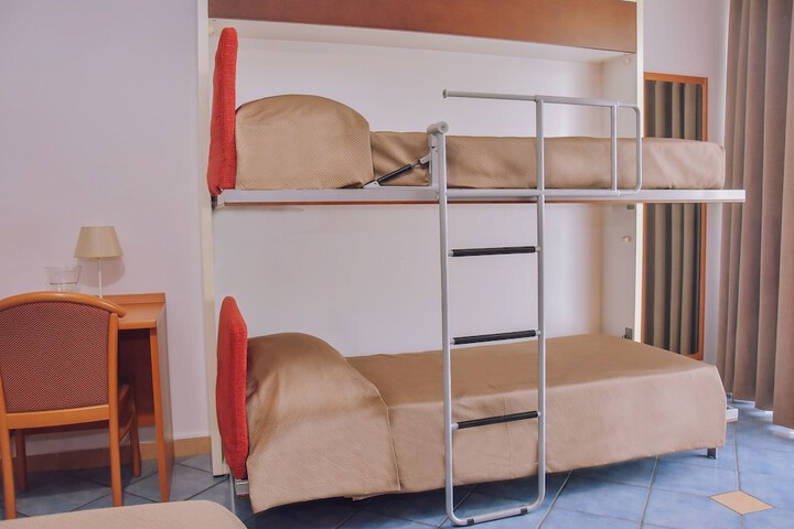 Room 4 of 79