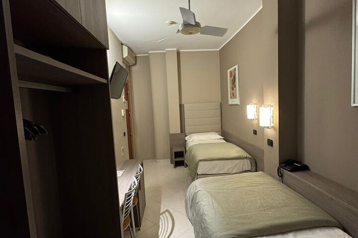 Room 9 of 37