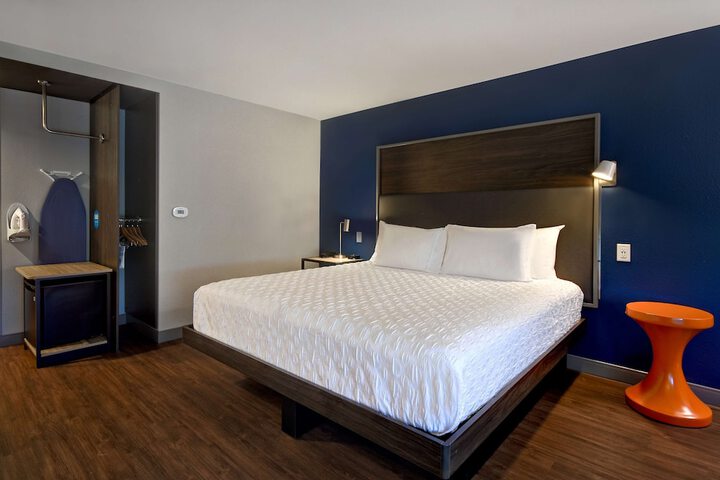 1 King Bed (2 of 18)