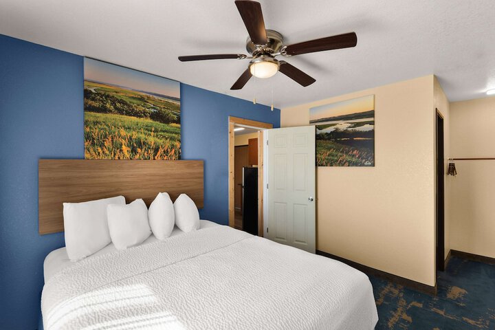 1 Queen Bed (21 of 29)