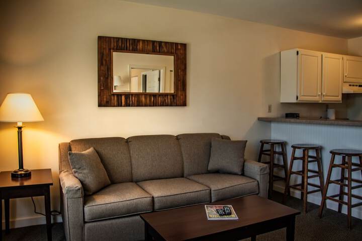 1 Bedroom Suite King Bed with Sofa (3 of 8)
