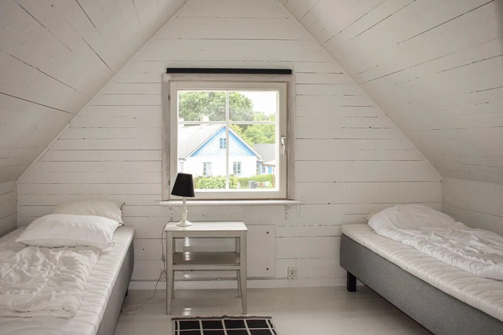 Room 4 of 12