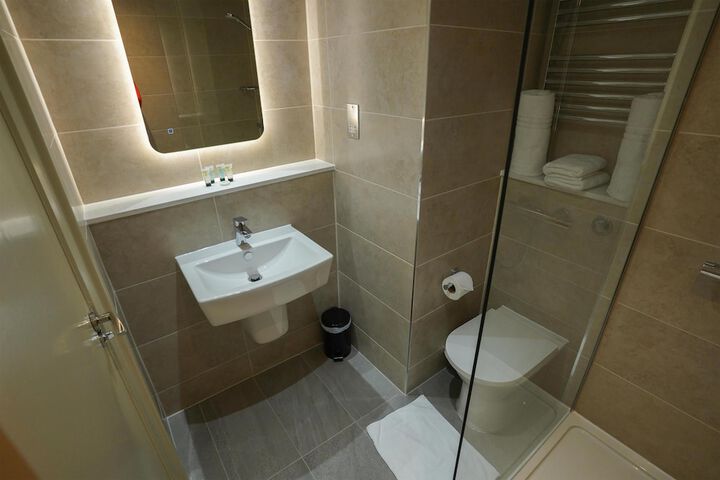 Room 106 of 295