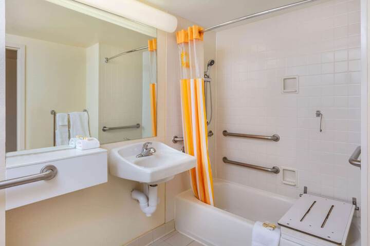 1 King Bed Accessible Room Bathtub with Grab Bars (7 of 25)