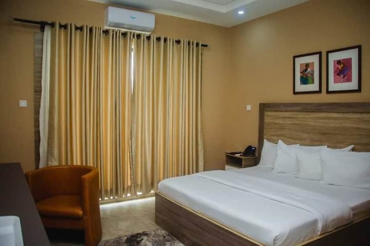 Room 4 of 10