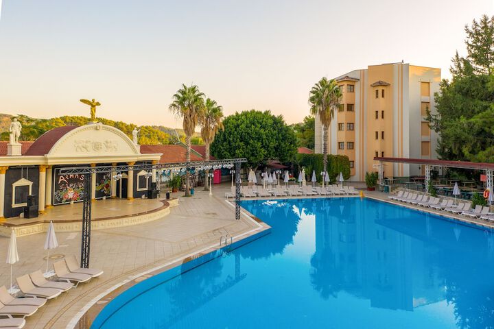 Hotel Pool