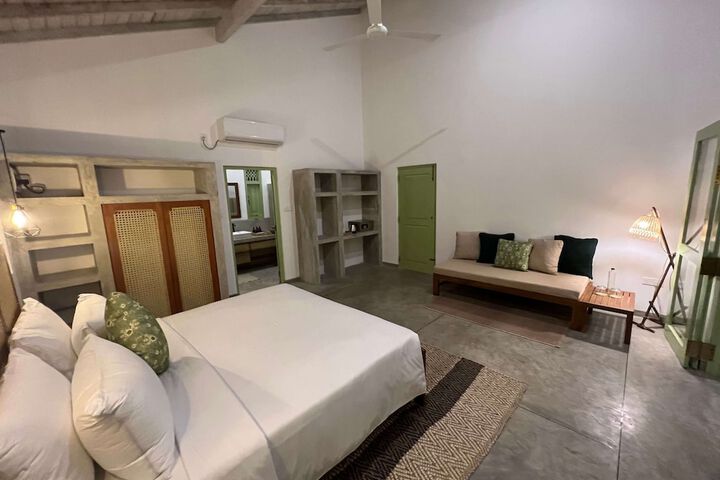 Room 27 of 79