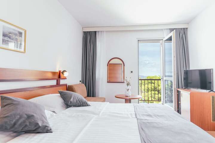 Room 12 of 90