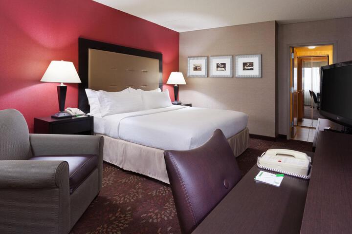 Standard King Bed Accessible (2 of 14)