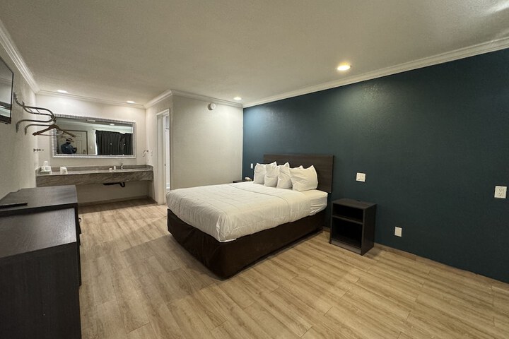 1 Queen Bed (9 of 12)