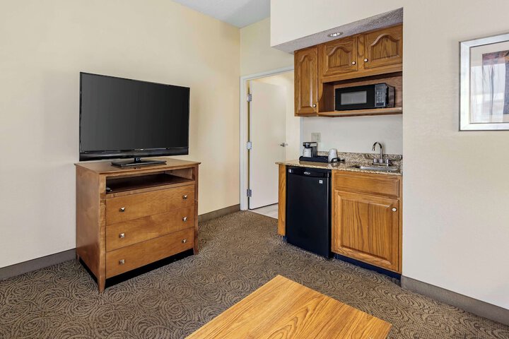 2 Queen Beds Pet Friendly Room Pillow Top Mattress Microwave and Refrigerator High Speed Internet Accessible Coffee Maker Full Breakfast (8 of 17)