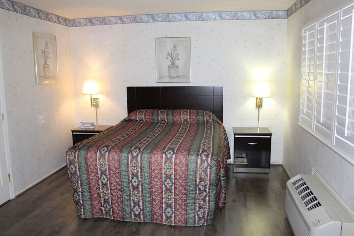 1 Queen Bed (7 of 12)