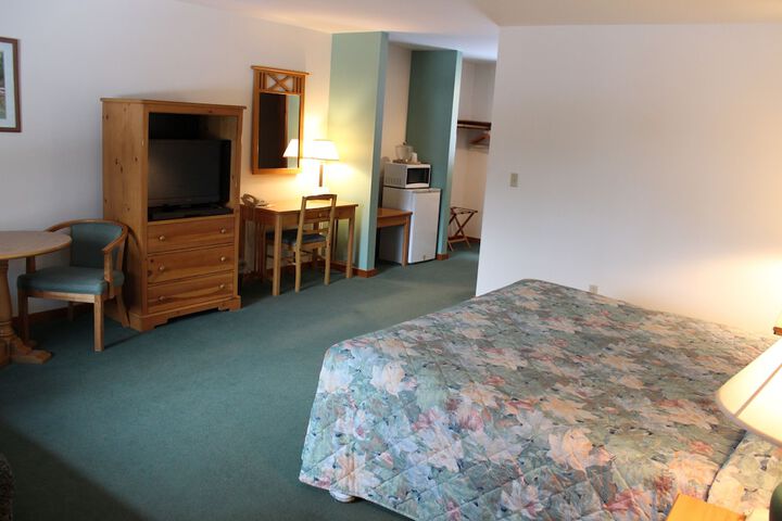 Pine Country Economy King Bed Pet Friendly (6 of 31)