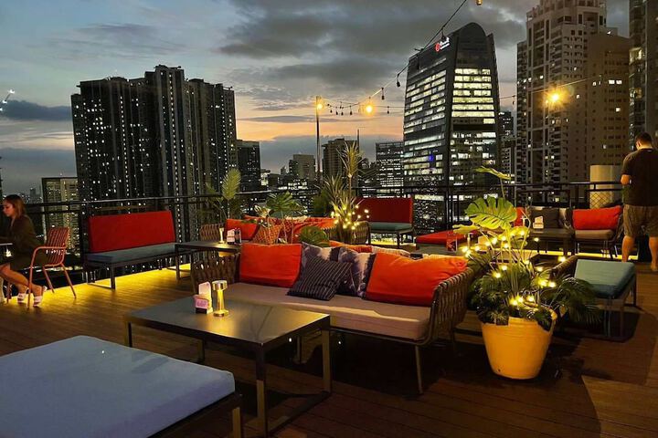 Lounge 36 of 39
