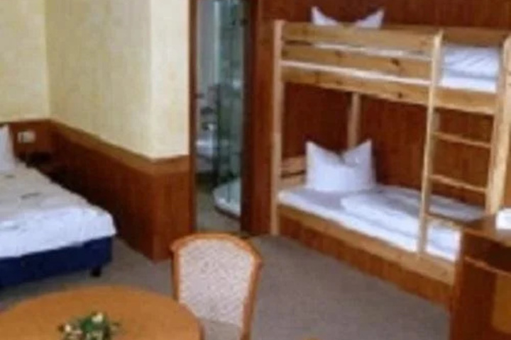 Room 6 of 11