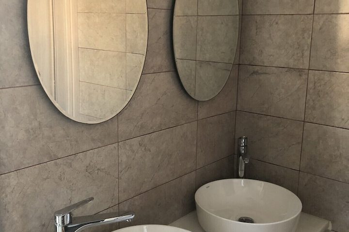 Room 52 of 122