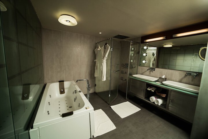 Room 28 of 47