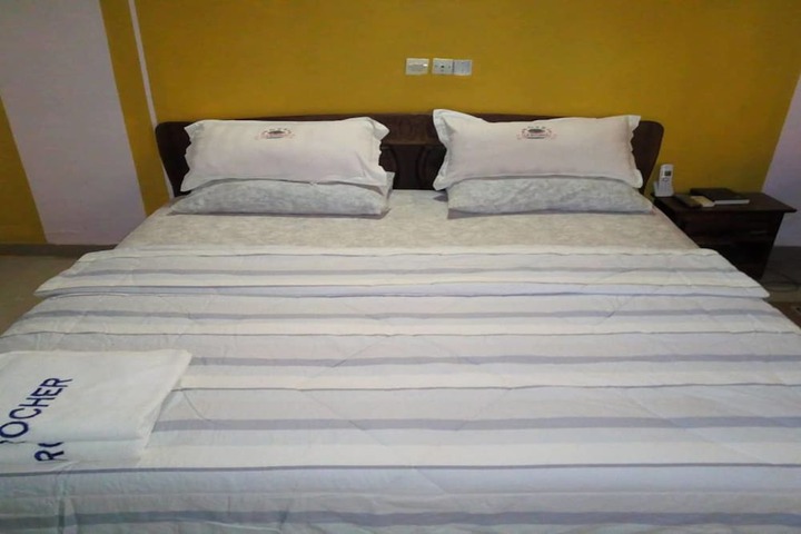 Room 9 of 32