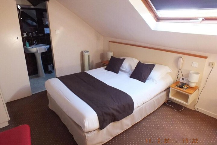 Room 5 of 32