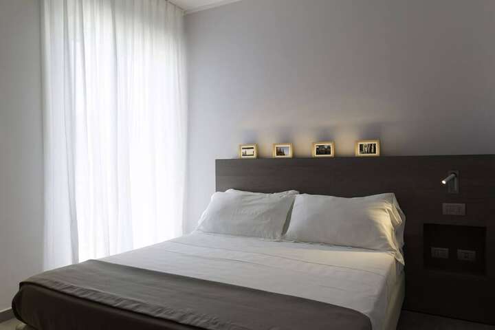 Room 10 of 34