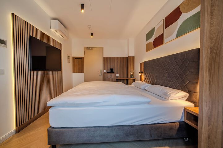 Room 2 of 70