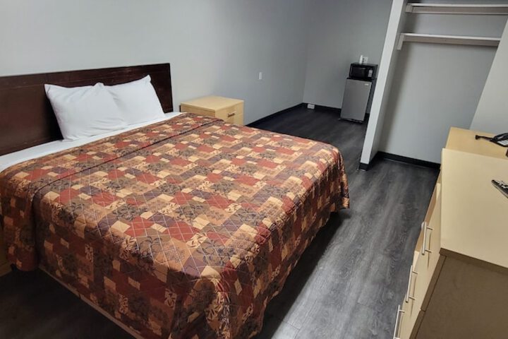 Deluxe King Bed (3 of 4)