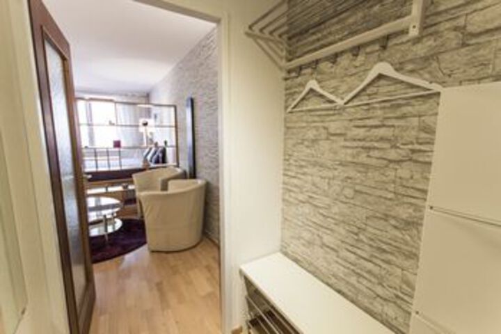 Room 4 of 8
