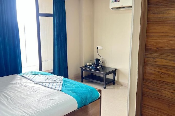Room 4 of 8