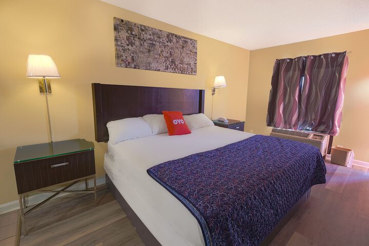 1 King Bed (1 of 12)