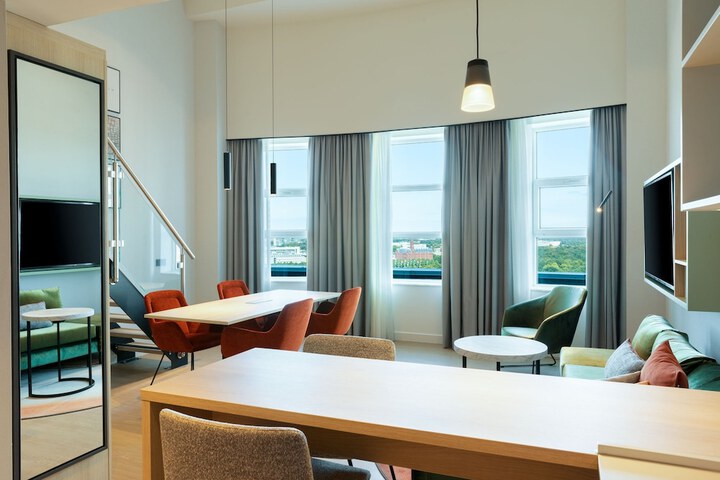 Room 6 of 32
