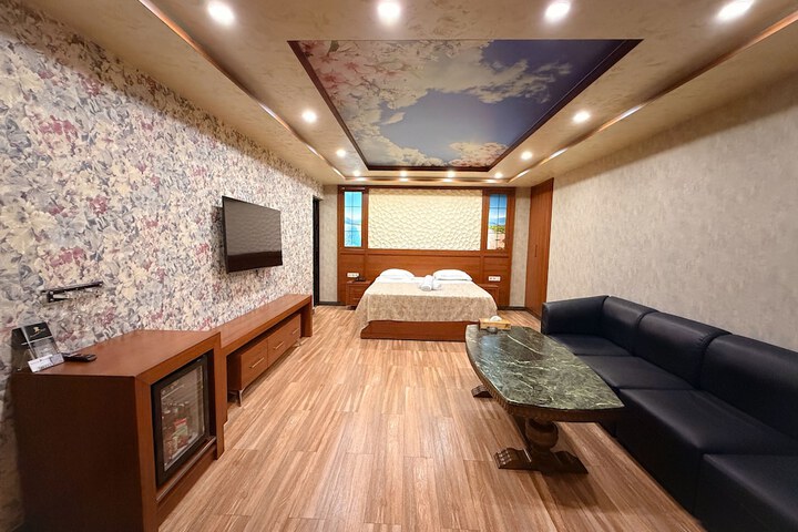 Room 9 of 34