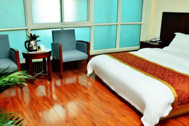 Room 6 of 9
