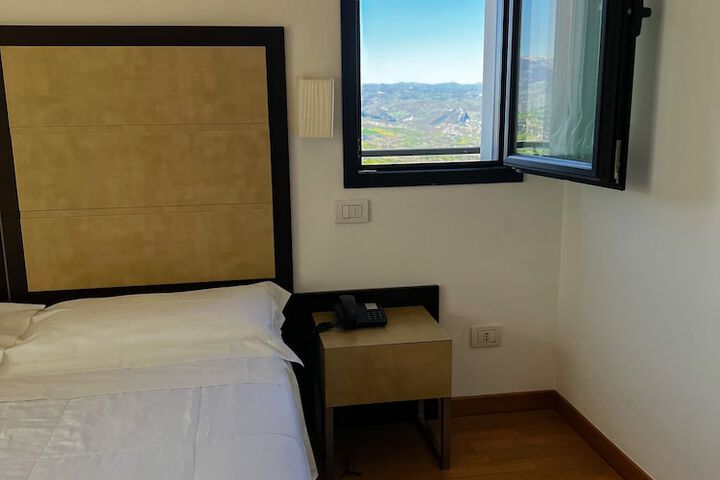 Room 27 of 80