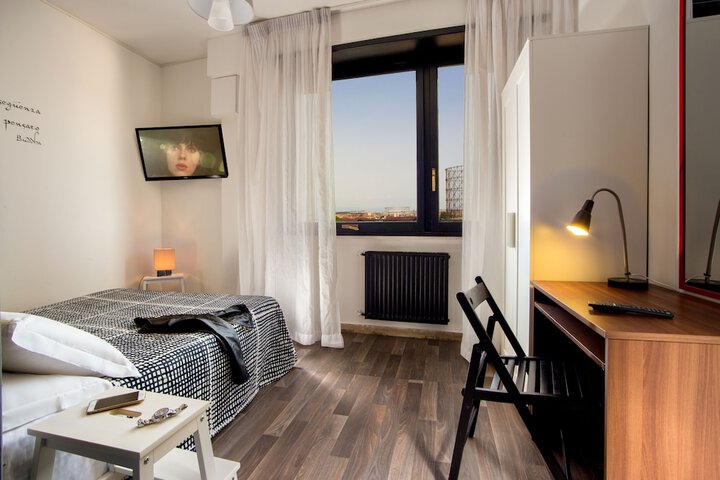 Room 8 of 32