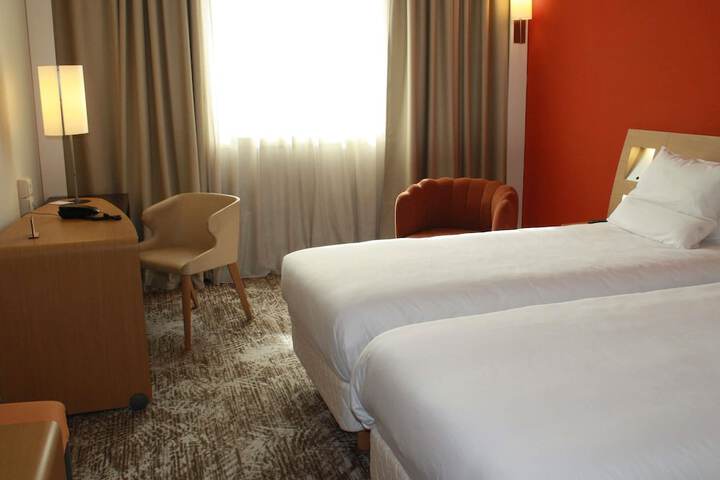 Room 42 of 188