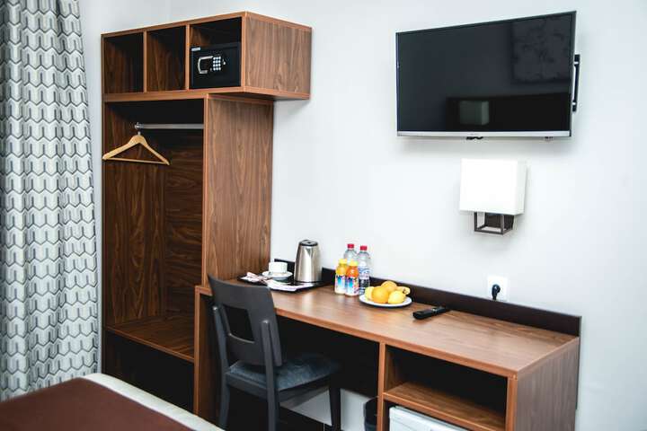 Room 7 of 32